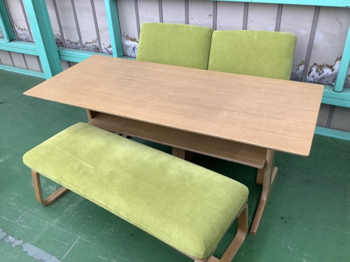 生活家具のテーブル