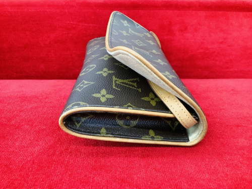 ショルダーポシェットのLOUIS VUITTON