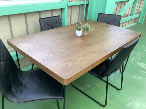 生活家具のテーブル