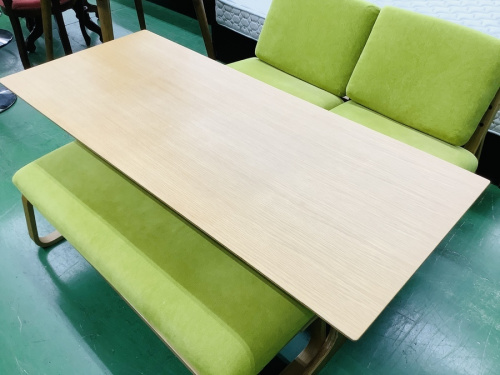 生活家具のテーブル