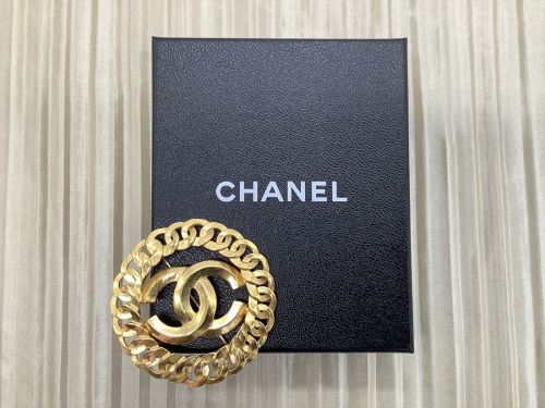 アクセサリーのブローチ