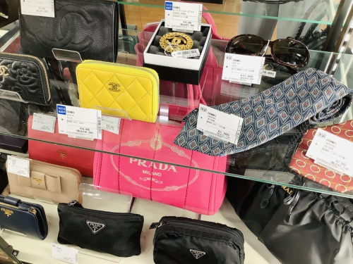 ブローチのチェーンデザインココマークブローチ