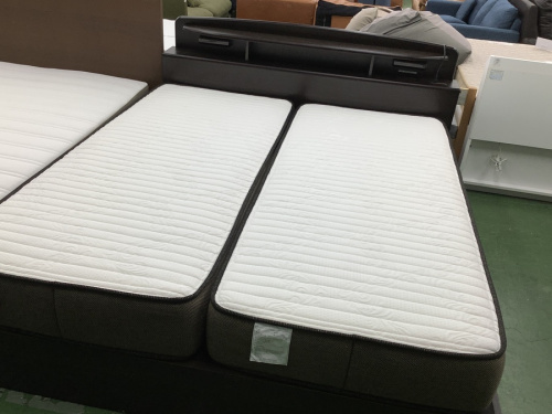 ベッドのクイーンベッド