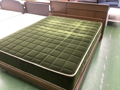 ベッドのワイドダブルベッド