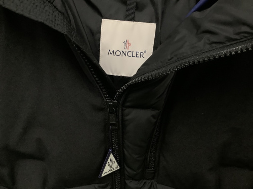 モンクレールのMONCLER