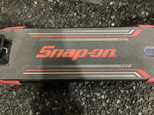 ストリートスポーツのキックスケーター