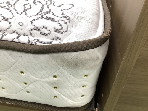 ダブルベッドのSerta