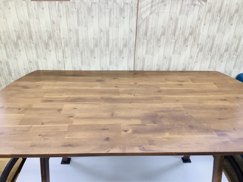 生活家具のテーブル