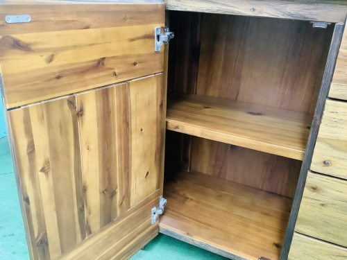 万能収納のサイドボード