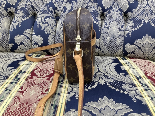 バッグのショルダーバッグ