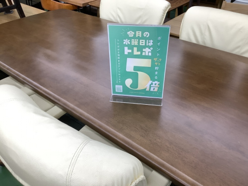 生活家具のテーブル