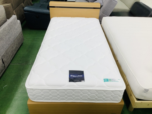 ベッドのシングルベッド