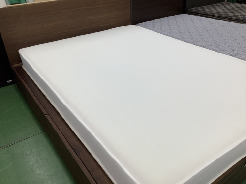 生活家具のダブルベッド