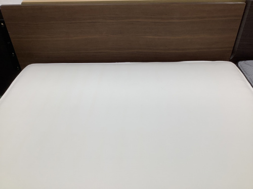 ダブルベッドの家具