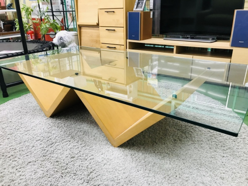家具のテーブル