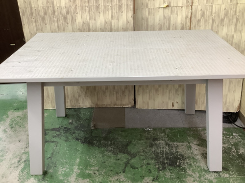 生活家具のテーブル