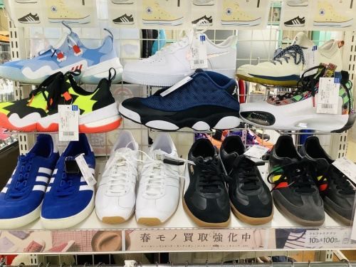 スニーカーのadidas