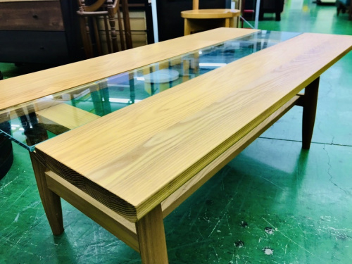 生活家具のテーブル