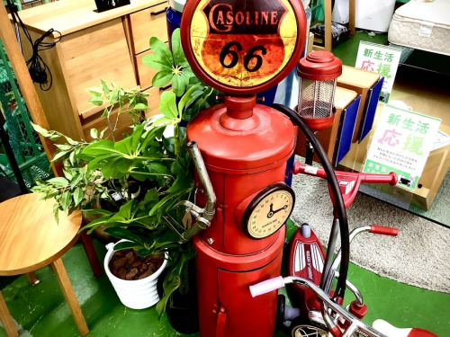 インテリア雑貨のレトロ給油機型キャビネット