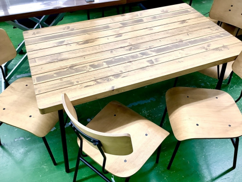 生活家具のテーブル