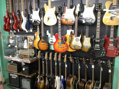 中古楽器店のギター