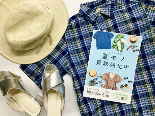 Tシャツのスニーカー