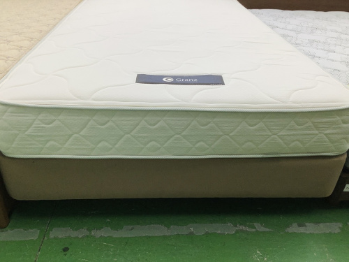 ベッドのセミダブルベッド