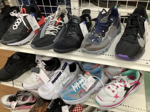 スポーツのシューズ