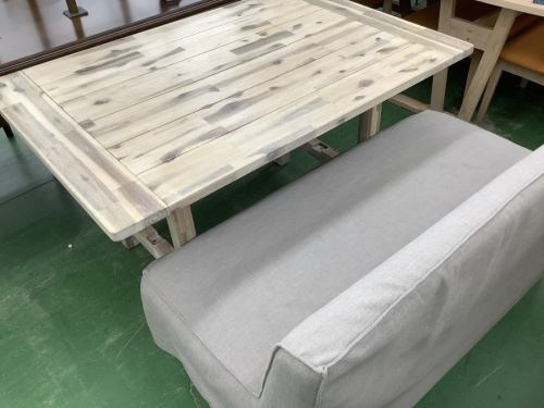 生活家具のテーブル