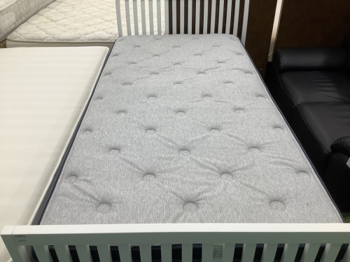 ベッドのシングルベッド