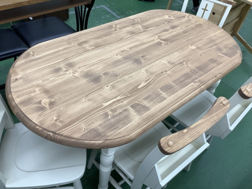 生活家具のテーブル