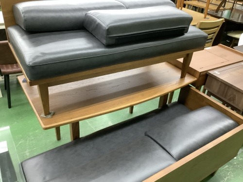生活家具のテーブル