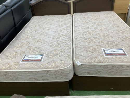 ベッドのシングルベッド