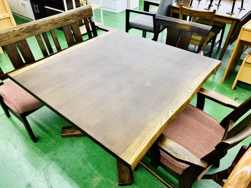 生活家具のテーブル