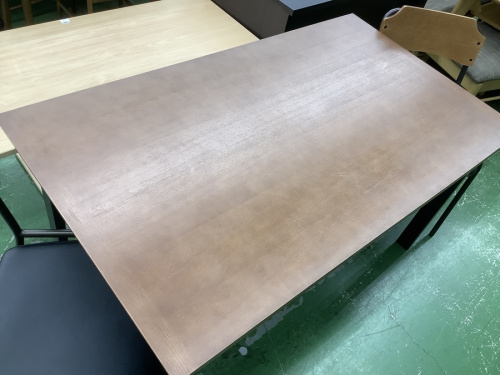 生活家具のテーブル