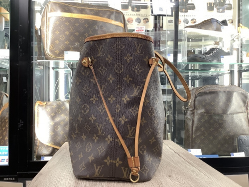 トートバッグのLOUIS VUITTON