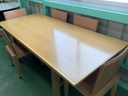 生活家具のテーブル