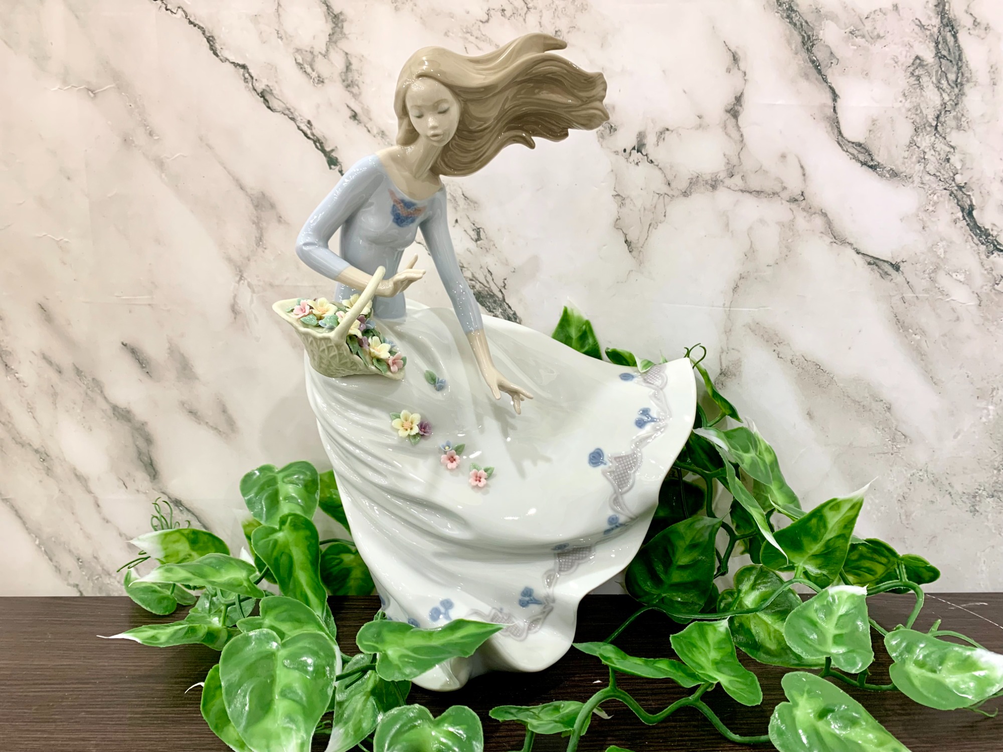LLADRO　リヤドロ　【風にたくして】 LLADRO/リヤドロ】フィギュリン 『風のいたずら』が買取入荷いたしまし