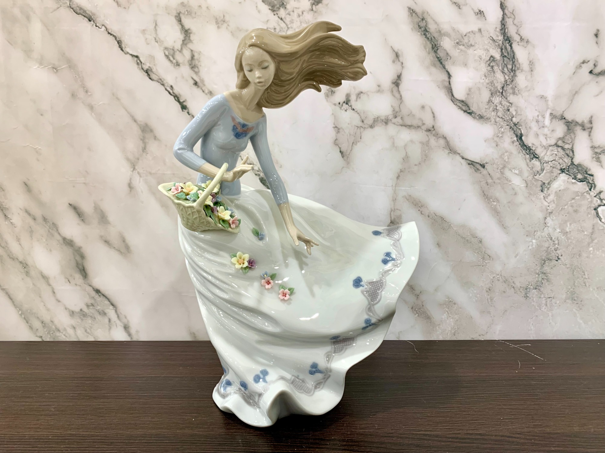 LLADRO/リヤドロ】フィギュリン 『風のいたずら』が買取入荷いたしまし