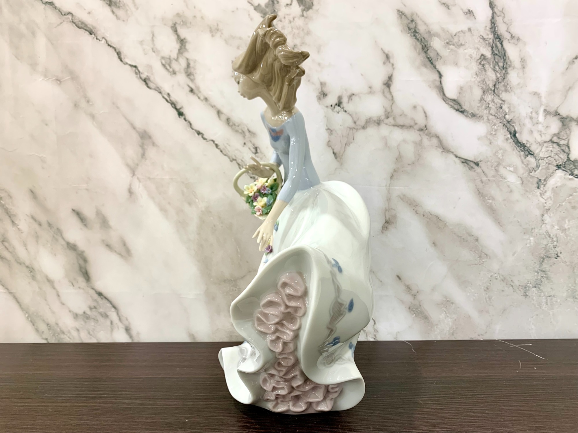 LLADRO/リヤドロ】フィギュリン 『風のいたずら』が買取入荷いたしまし