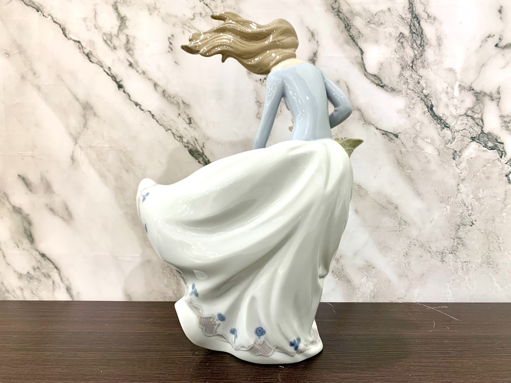 LLADRO/リヤドロ】フィギュリン 『風のいたずら』が買取入荷いたしまし
