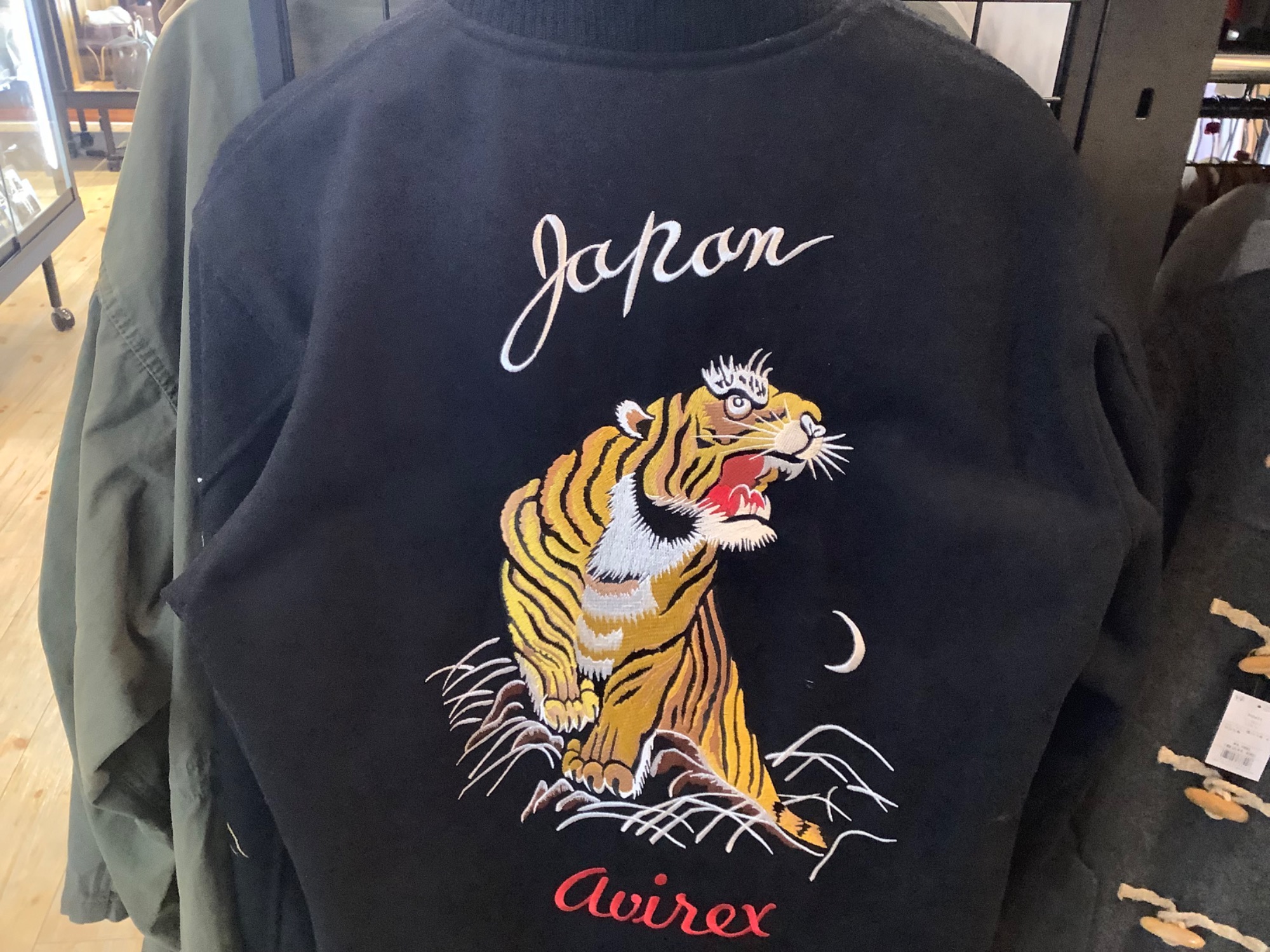 ふ*み様 AVIREX リバーシブルスカジャン　虎とドラゴン刺繍 XL avirex 虎スカジャン ふ*み様 AVIREX リバーシブルスカジャン 虎と