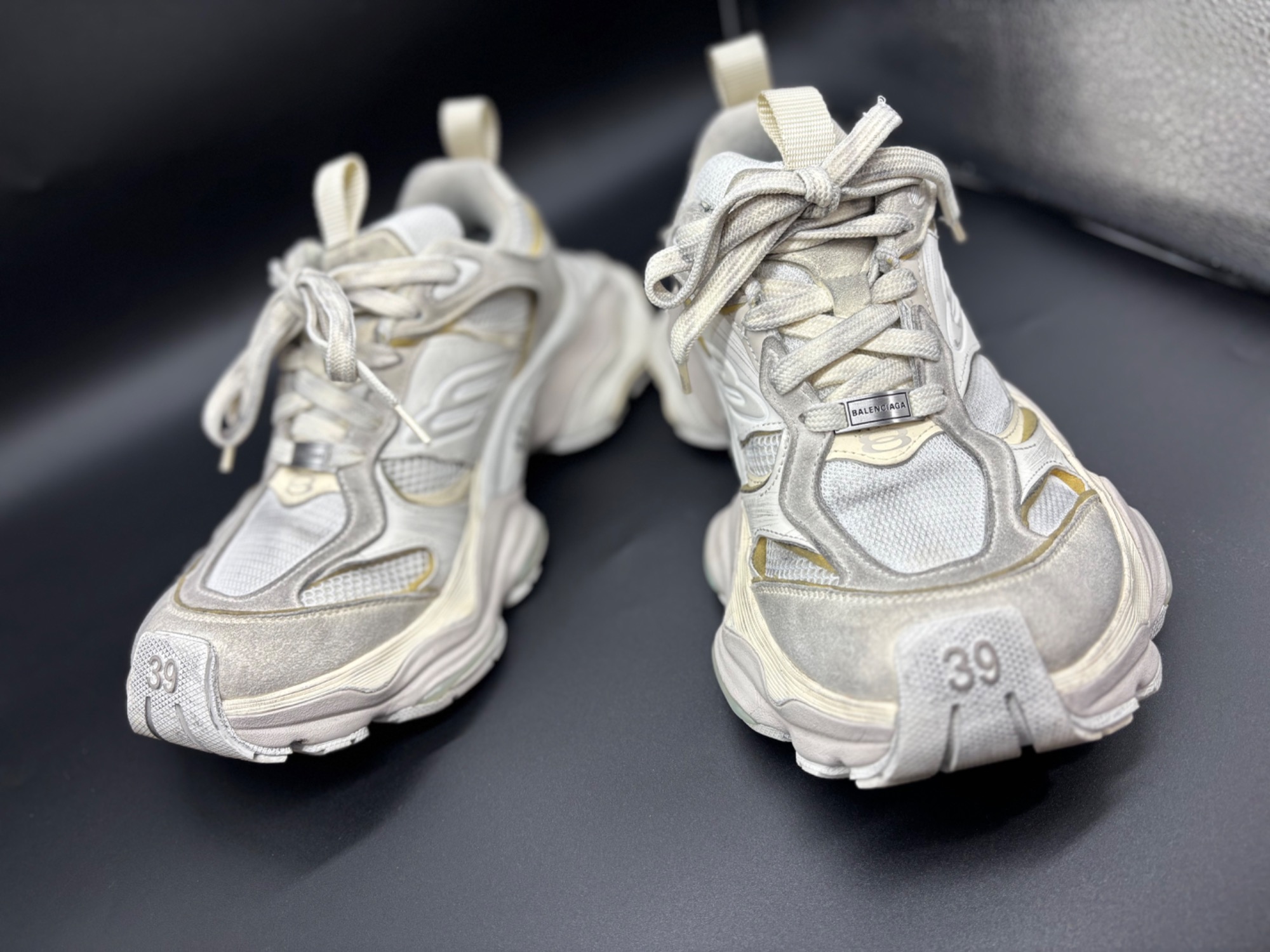 BALENCIAGA(バレンシアガ)】ヴィンテージ加工カーゴスニーカーが入荷