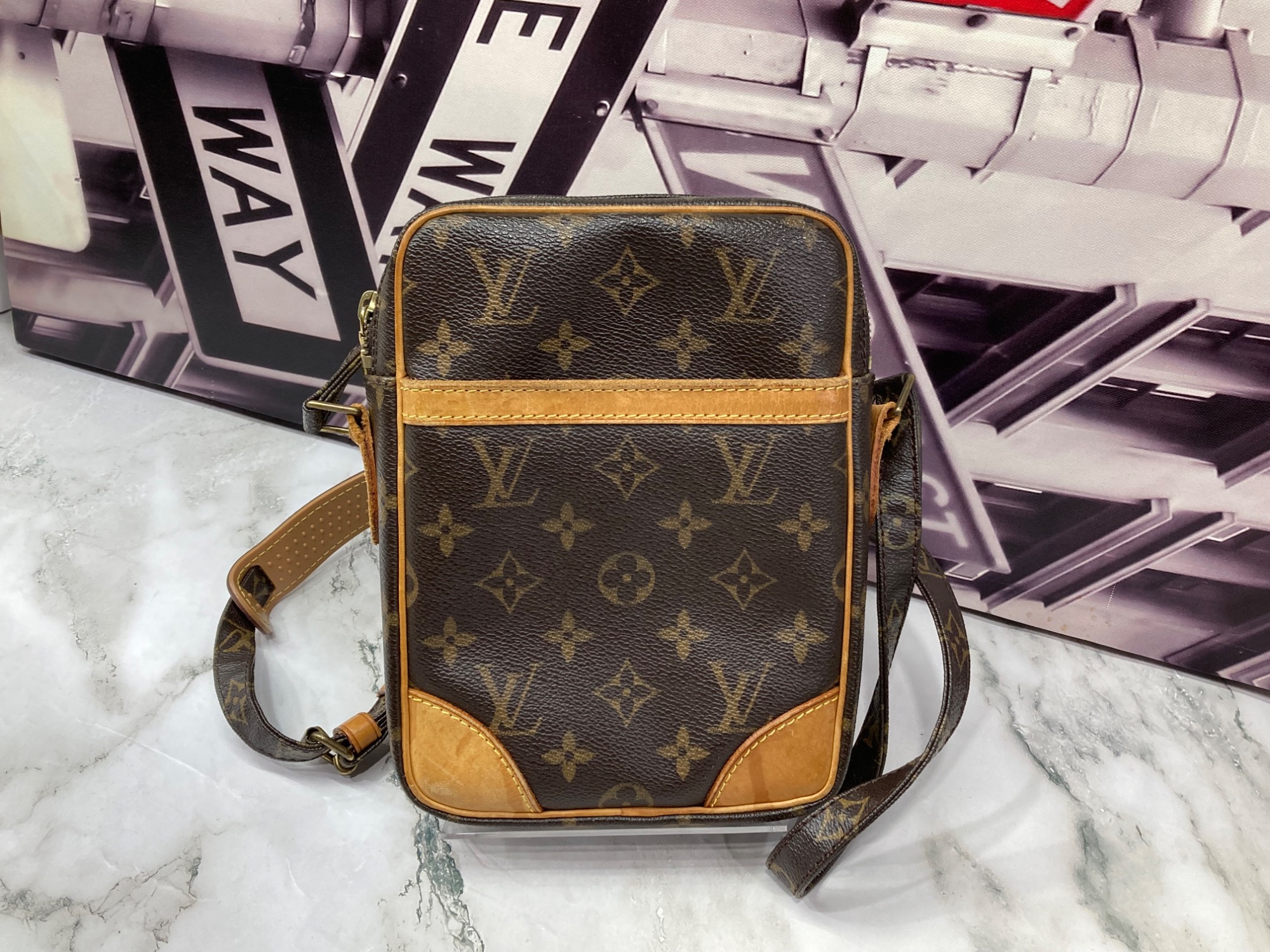 LOUIS VUITTON】モノグラムのショルダーバック（ダヌーブ）が入荷致し