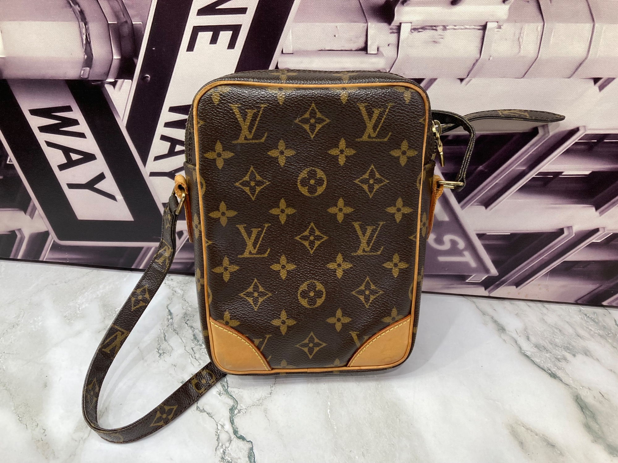 LOUIS VUITTON】モノグラムのショルダーバック（ダヌーブ）が入荷致し