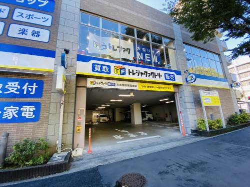 トレファク鶴川の駐車場