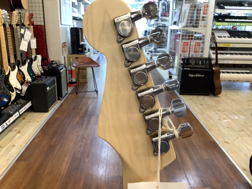 エレキギターの鶴川