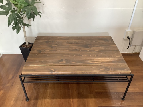 家具のテーブル