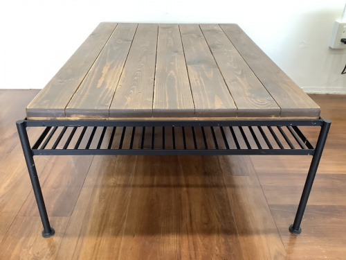 ローテーブルのインダストリアル調