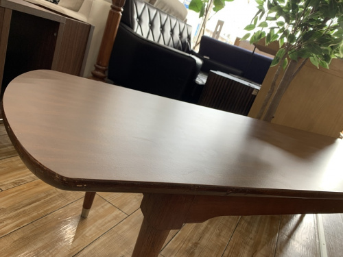 家具のテーブル